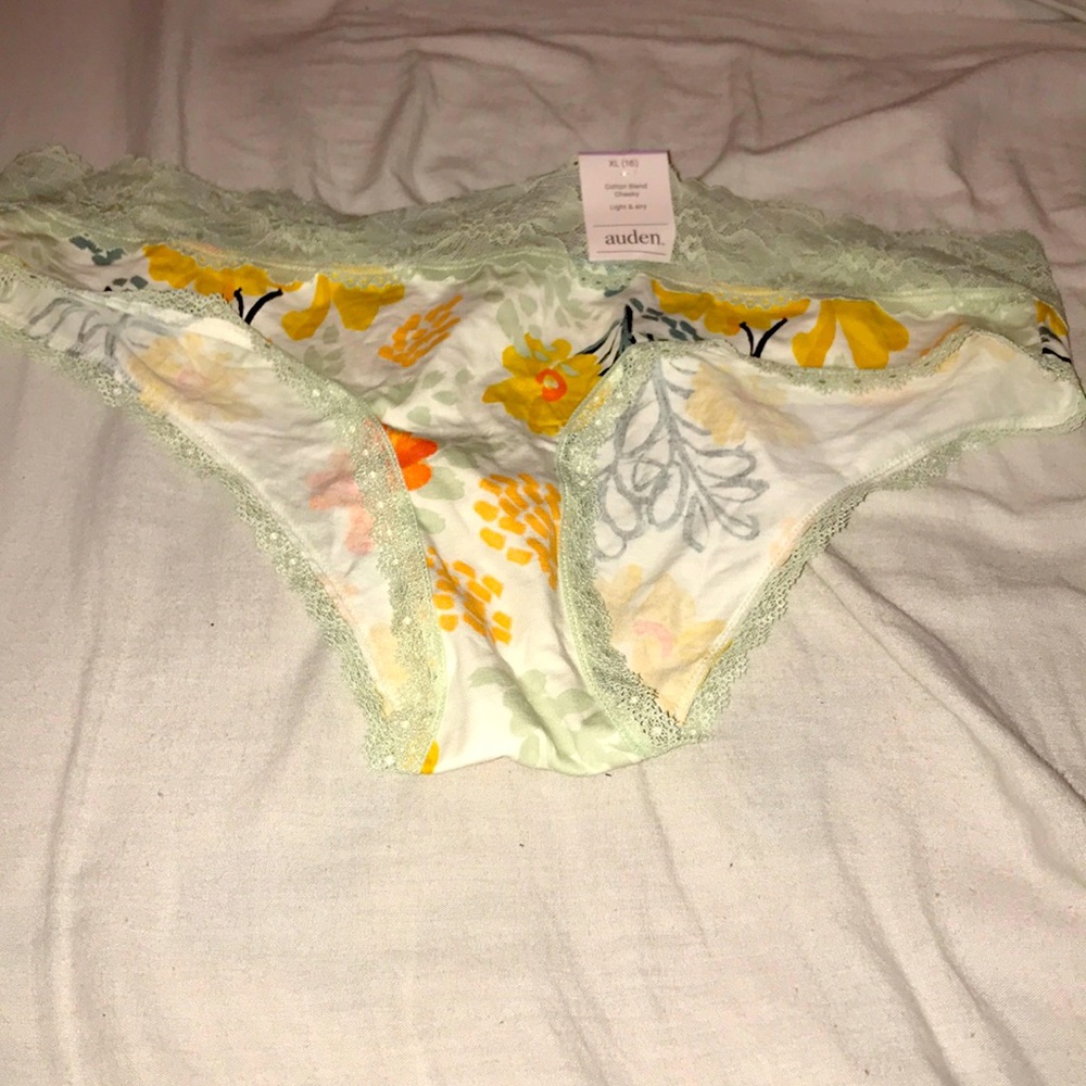 A pair of cotton blend cheeky panties🤑